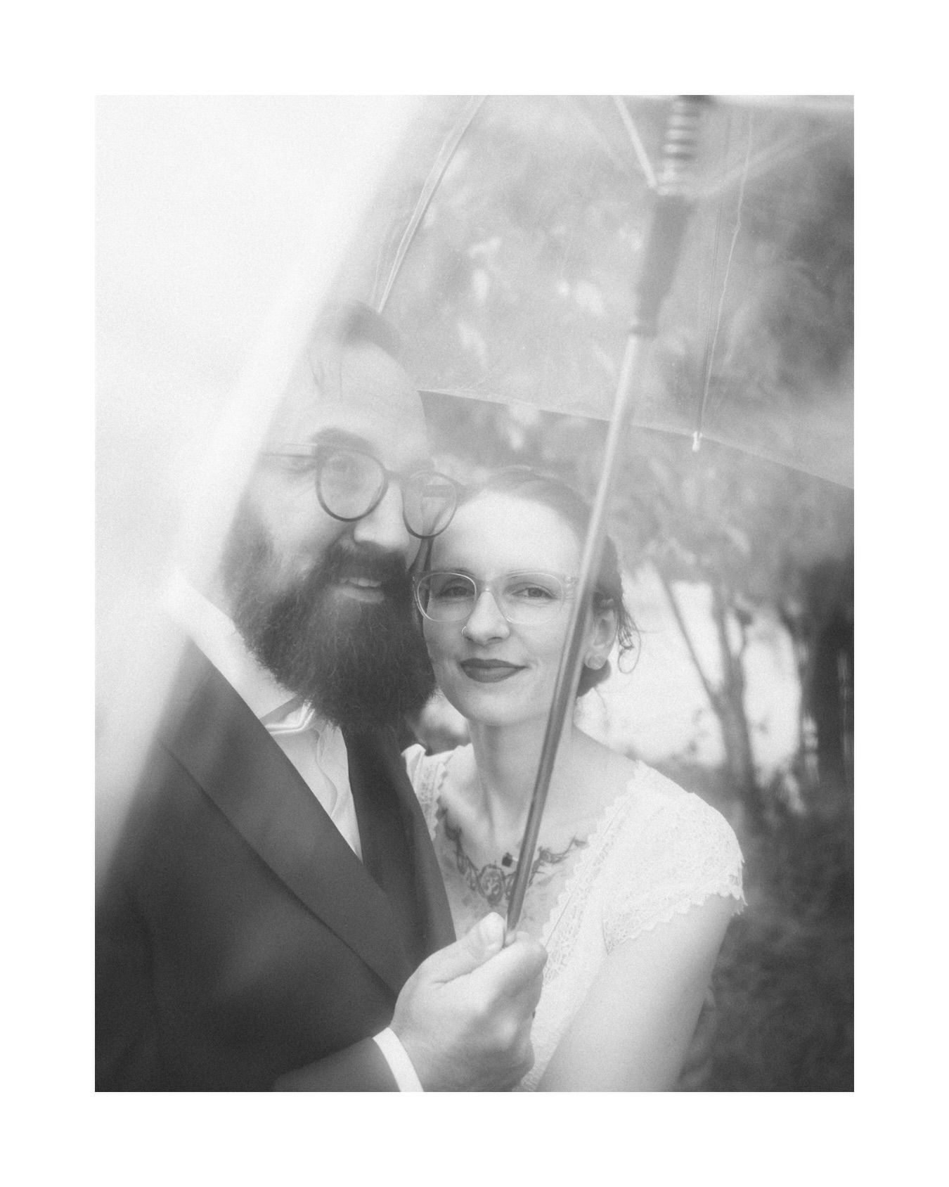 Regen am Hochzeitstag? Für die Richtigen ist das kein Problem. Es ist eine Chance.

Die Fotograf*innen, die wir empfehlen, wissen genau, was sie aus jedem Licht, jedem Wetter, jedem Moment machen können.

____________________________________________
✦ The Fine Vow · Exceptional Wedding Makers
Handverlesene Hochzeitsdienstleister*innen — kuratiert, persönlich geprüft, außergewöhnlich gut.

Für Paare, die das Beste wollen.
Für Maker*innen, die genau das liefern.

📷 Fotocredit: Ann-Christin Wegmann Fotografie / @annchristinbert.de 
✍️ Text & Kuration: The Fine Vow · @thefinevow
🔗 Mehr entdecken: thefinevow.com / COMING SOON