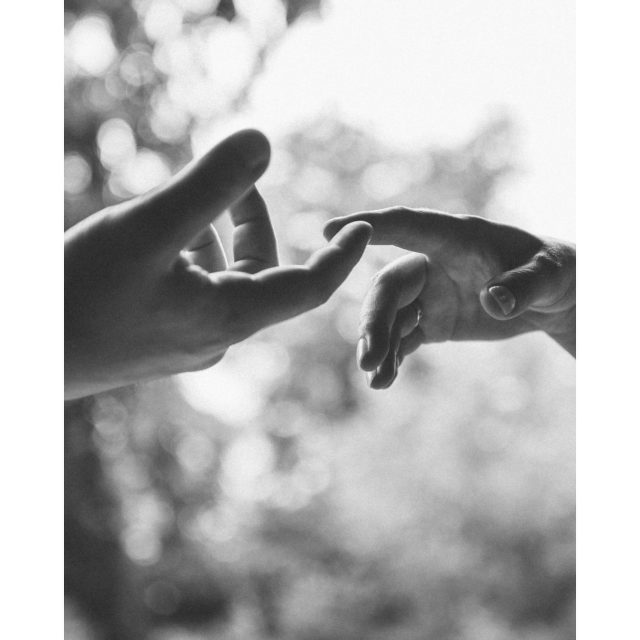 Weißt du, was passiert, wenn außergewöhnliche 
Menschen zusammenkommen? 🌿

Ich meine nicht einfach gute Dienstleister*innen in einem Verzeichnis. Ich meine echten Zusammenschluss. Menschen, die dieselben Werte teilen. Denselben Anspruch. Dieselbe Leidenschaft für das, was sie tun.

Genau das entsteht gerade bei The Fine Vow. 🫶

Fotograf*innen, die seit Jahren Momente einfangen, die andere verpassen. Florist*innen, die aus einem schlichten Tisch etwas zaubern, das Gäste sprachlos 
macht. Trauredner*innen, deren Worte noch Jahre später zitiert werden.

Einzeln sind sie schon außergewöhnlich. Zusammen sind sie unschlagbar. 🤍

Und genau das ist die Idee hinter The Fine Vow. Nicht einfach ein Verzeichnis aufbauen, sondern eine Community. Aus Menschen, die sich kennen, vertrauen und gegenseitig stärken.

Die sich weiterempfehlen, weil sie wissen: Wenn ich jemanden nenne, dann stehe ich dahinter.

Die gemeinsam sichtbarer werden, als sie es allein je wären.

Die füreinander da sind – auch dann, wenn es mal schwierig wird.

Ich bin so dankbar für jeden einzelnen Menschen, der Teil davon ist. Und ich freue mich auf alle, die noch kommen. 🥹

Werde ein Teil von The Fine Vow 🫶

____________________________________________
✦ The Fine Vow · Exceptional Wedding Makers
Handverlesene Hochzeitsdienstleister*innen — kuratiert, persönlich geprüft, außergewöhnlich gut.

Für Paare, die das Beste wollen.
Für Maker*innen, die genau das liefern.

📷 Fotocredit: Ann-Christin Wegmann Fotografie / @annchristinbert.de 
✍️ Text & Kuration: The Fine Vow · @thefinevow
🔗 Mehr entdecken: thefinevow.com